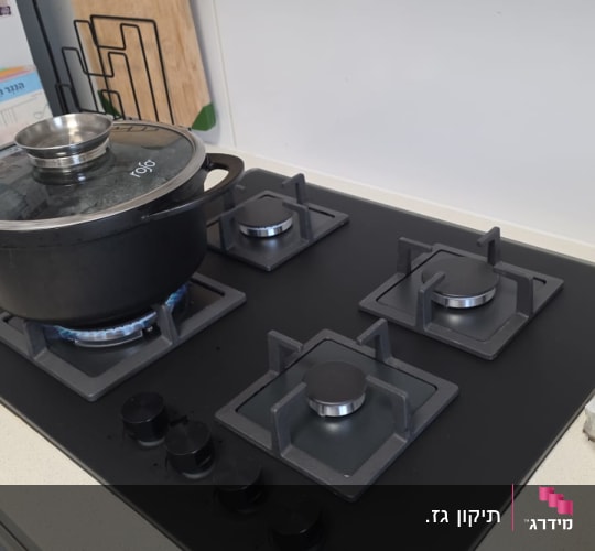 כיריים גז עם סיר על אש